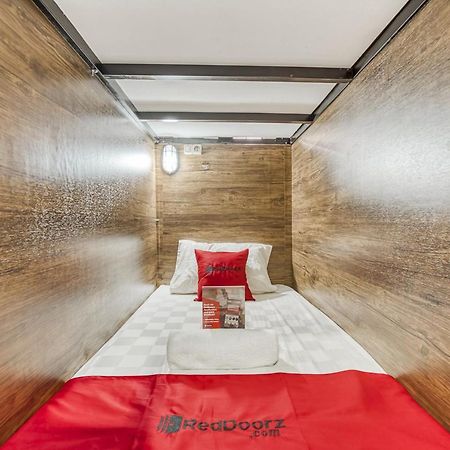 RedDoorz Hostel @ Feliz Noche Cengkareng Yakarta Exterior foto