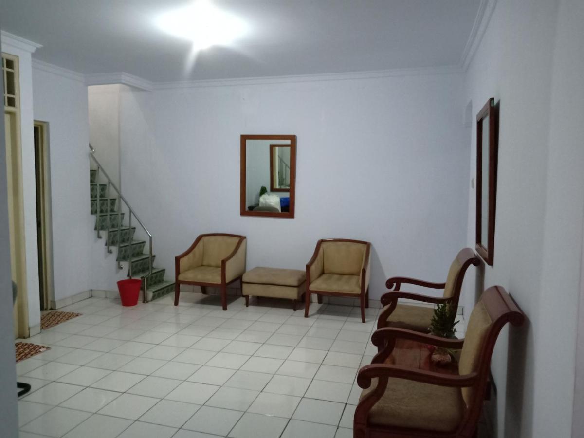 RedDoorz Hostel @ Feliz Noche Cengkareng Yakarta Exterior foto