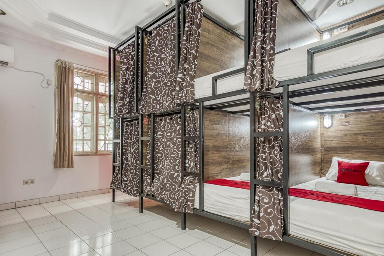 RedDoorz Hostel @ Feliz Noche Cengkareng Yakarta Exterior foto