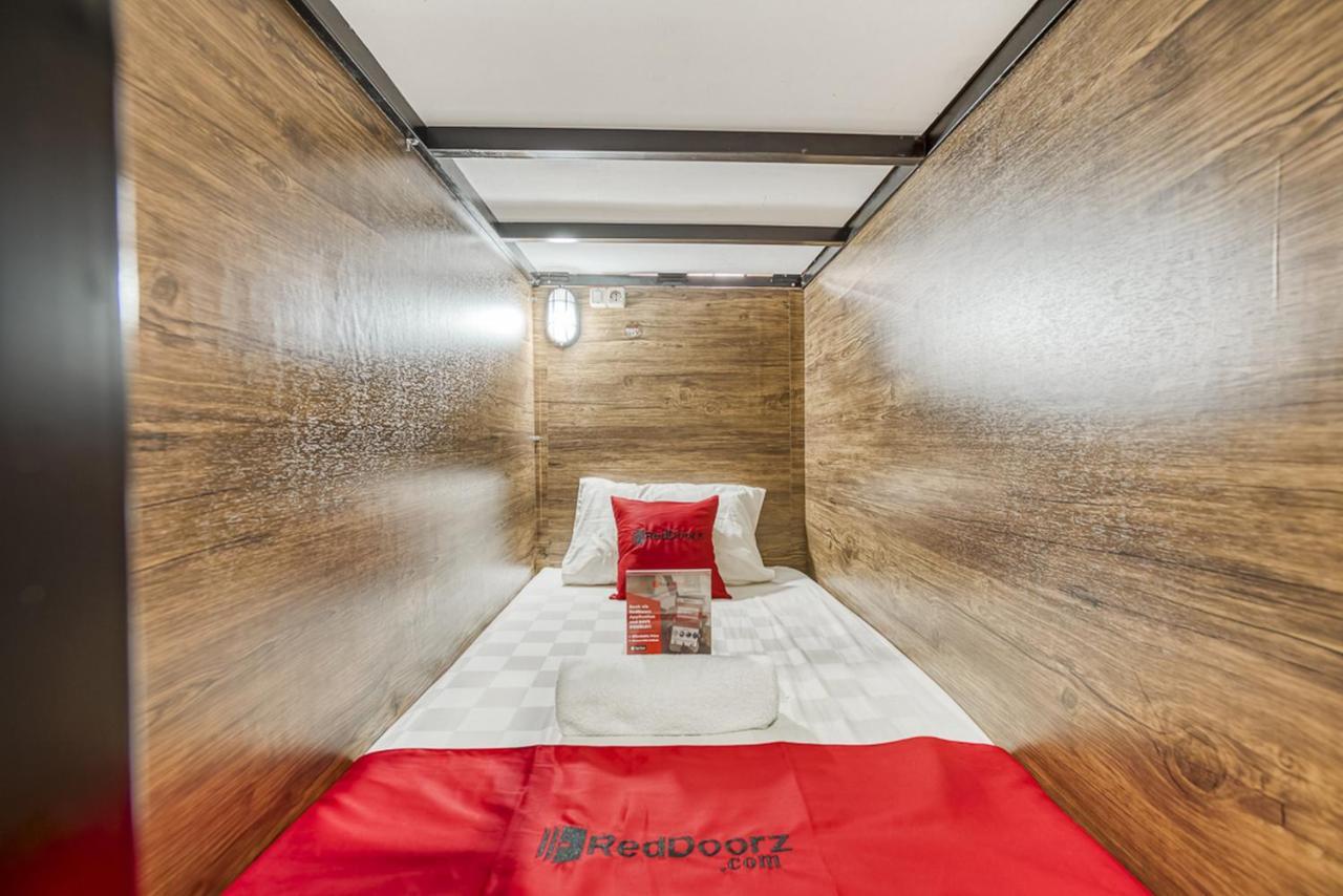 RedDoorz Hostel @ Feliz Noche Cengkareng Yakarta Exterior foto
